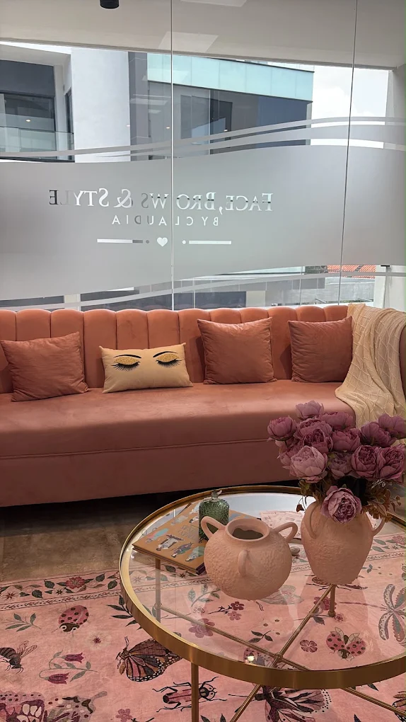 Interior del estudio de belleza Face, Brows & Style by Claudia en Santo Domingo
